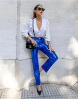 Pantalón de cuero sintético color azul metalizado, de corte recto y tiro alto.