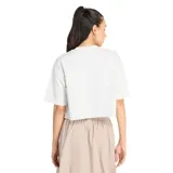 Remera corta de dama New Balance, color gris jaspeado, de corte holgado y mangas cortas. Presenta logo bordado en el pecho.