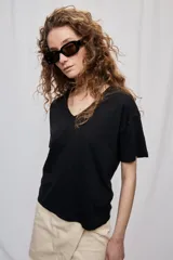 Remera negra de manga corta con escote en V y silueta amplia.