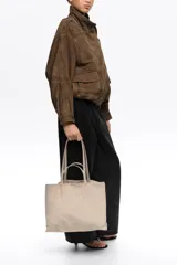 Bolso shopper grande Bimba Y Lola color beige, con doble juego de asas de hombro y de mano, cierre de botón a presión y logo de la marca estampado en el frente.