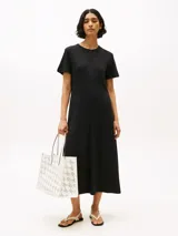 Cartera tote color blanco con diseño troquelado del monograma TH, doble asa superior y cierre magnético.