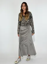 Pollera larga gris de terciopelo con paneles verticales.