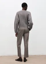Pantalón de vestir gris con diseño sutil de cuadros, tiro medio y corte recto al tobillo.