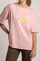 Remera rosa de algodón con calce oversize y estampa de limones y naranjas con la frase "Paris Orange".