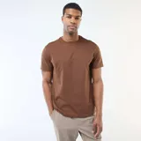 Camiseta de manga corta con cuello redondo, confeccionada en algodón de color marrón, con corte estándar.