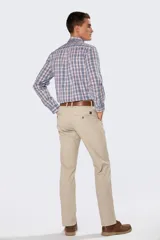 Pantalón clásico de gabardina de corte recto, con bolsillos traseros ojalados con botón y presillas para cinturón.