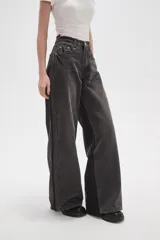 Pantalon de jean de corte ancho y tiro alto, color gris oscuro con efecto lavado.