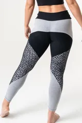 Calza deportiva negra con recortes laterales en gris y estampado reptil. Confeccionada en lycra y algodón elastizado, con faja abdominal de doble tela.