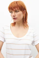 Remera blanca con rayas horizontales color beige y escote en V.
