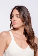 Top blanco de tejido de punto acanalado, sin mangas y con escote en V.