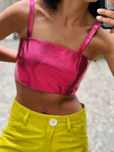 Top corto estilo corset o bandeau, color dorado metálico, con tirantes anchos ajustables.