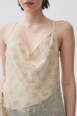 Top color crema de encaje con breteles finos y escote en V.