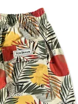 Short de baño color gris con estampado de palmeras, cintura elástica con cordón ajustable y tres bolsillos.