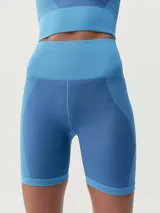 Short biker de tejido Fit_Tech con tecnología 3D, combinación de dos tonos de azul en punto canalé y cinturilla alta.