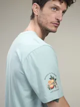 Remera de manga corta color gris jaspeado, confeccionada en algodón.