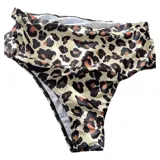 Conjunto de bikini de dos piezas de la marca Uniteduy, compuesto por un crop top amarillo liso con diseño cruzado y tirantes finos, y una bombacha de tiro alto con estampado floral y de hojas en tonos amarillos, verdes y blancos.