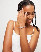 Pulsera de hilo azul con perla shell y fornitura bañada en plata de ley.