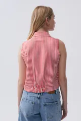 Camisa corta sin mangas con estampado a rayas rojas y blancas, bolsillo con bordado y detalles a contratono.