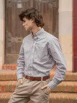 Camisa de corte clásico con estampado de cuadros en tonos rosados y celestes, con cuello abotonado, manga larga y bolsillo frontal con detalle bordado.