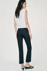 Pantalón de tiro medio con cintura elástica y corte mini flare, acabado en evasé. Cuenta con cierre lateral con cremallera oculta en la costura.