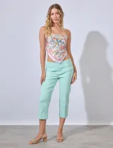 Pantalón capri color beige, de gabardina elastizada, con pretina ancha elastizada y bolsillos simulados.