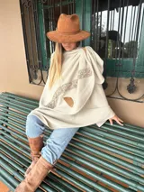 Capa color crema de tejido fino en lana merino con detalles en cuero.