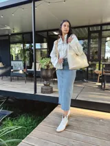 Bolso tote de cuero color crudo, con doble asa corta y diseño minimalista.