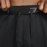 Short deportivo negro Nike Totality Dri-FIT, diseñado para entrenamiento. Cuenta con cintura elástica con logo de la marca y logo de Nike estampado en la pierna izquierda.
