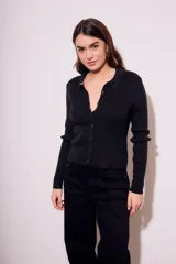 Cardigan marrón de punto acanalado con cuello polo, manga larga y cierre frontal con botones.