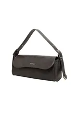Cartera Trendy de hombro color gris oscuro, de diseño estructurado horizontal, con solapa frontal que incluye el logo de la marca en letras metálicas y asa ajustable con hebillas.