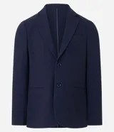 Blazer azul marino de tejido texturizado, con cuello solapa, abotonado delantero, mangas largas y bolsillos. Corte clásico.