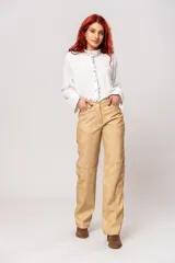 Pantalón de tiro alto color beige con estampado difuminado, bolsillos laterales y cierre frontal con cremallera y botón.