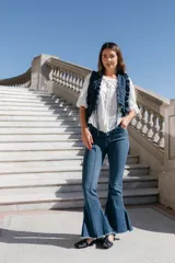 Pantalón de jean acampanado con alforza central.