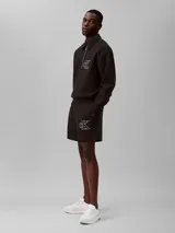 Short negro de punto de algodón acanalado con cintura elástica, bolsillos laterales y trasero. Presenta un monograma de CK bordado en blanco en la parte delantera.