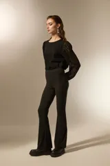 Calza de algodón con corte oxford y tiro alto, de color negro.