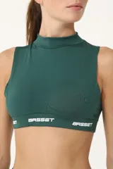 Top deportivo verde con cuello alto, logo retro BASSET 2001 estampado en el frente y recortes laterales.