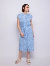 Vestido midi estampado con cuello redondo y mangas cortas. Incluye cinturón de lazo en la cintura.