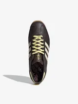 Championes Adidas SL 72 OG modelo para mujer, con diseño de perfil bajo y capellada de cuero con textura efecto piel de serpiente en color marrón oscuro. Presenta las tres tiras laterales en tono blanco, cordones amarillos claros y suela dentada de goma.