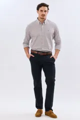 Pantalon azul marino de corte ajustado, con trabillas para cinturón y bolsillos laterales, confeccionado en tejido liviano con elasticidad.