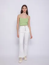 Top sin mangas de tela texturada color verde lima, con tirantes finos y escote cuadrado con detalle de terminación festoneada.