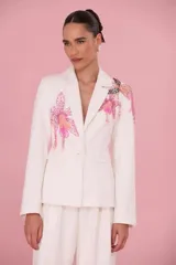 Blazer de lino blanco para mujer, con solapa de muesca, cierre frontal con un botón, bolsillos con solapa en la cintura y aplicaciones de flores bordadas con cuentas y lentejuelas en tonos rosados.