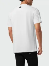 Remera blanca de manga corta y cuello redondo, con estampado frontal en color negro que incluye la palabra "PLEIN" en tipografía gótica y un emblema decorativo con líneas horizontales.