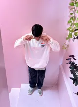 Canguro beige de algodón con capucha y cordones ajustables. Estampado en el pecho con la bandera de Mónaco y el texto "Monaco 1988".