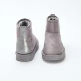 Botas cortas de estilo casual en color gris, confeccionadas en material tipo antelina con interior forrado en pelo sintético y suela plana dentada.