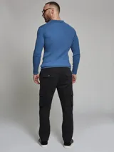 Pantalón cargo color verde militar, de corte slim, con bolsillos laterales con tapeta, bolsillos frontales y traseros.