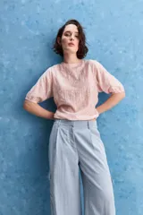 Pantalón cargo celeste de tiro alto y pierna amplia, con bolsillos laterales y bolsillos cargo con tapa.