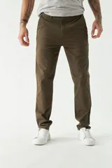 Pantalón chino clásico azul marino para hombre, de corte slim, con logo bordado y pasacinto.