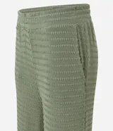 Pantalón recto color verde oliva, confeccionado en malla texturizada con cintura elástica y bolsillos laterales.