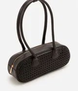Cartera tipo bowling de Satinato en color negro, con estructura alargada, base redondeada y diseño geométrico calado. Cuenta con doble asa superior y cierre de cremallera metálica en tono dorado.