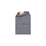 Hoodie Allsaints modelo Redact de color gris oscuro, con capucha ajustable por cordones y bolsillo frontal tipo canguro. Presenta un pequeño estampado con texto y tipografía en el pecho.